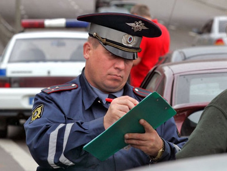 Дальнобойщиков начали штрафовать за отсутствие российского водительского удостоверения