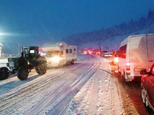 Сильный снегопад заблокировал проезд по дороге Стрый-Мукачево