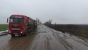Розбита дорога та бруд: реалії траси Миколаїв-Кропивницький
