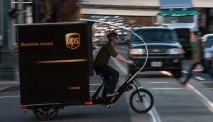 Почтальоны UPS на электробайках – новый способ доставки в Париже