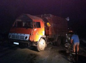 На трассе под Днепром перевернулся грузовик с химикатами