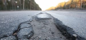 «Укравтодор» оправдывается, но украинцы верят не ему, а ямам на дорогах
