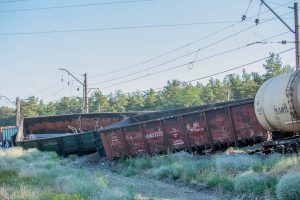В Днепре злоумышленники пустили грузовой поезд под откос