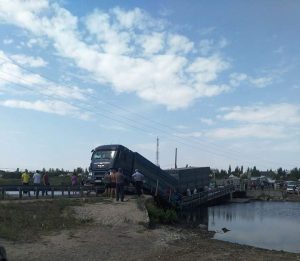 На Миколаївщині під перевантаженою фурою обвалився міст