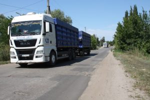 Перевозчики зерна разрушили уже отремонтированные дороги при попустительстве «Укртрансбезпеки»