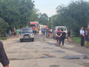 Снова акция протеста – жители из села Стреховцы  заблокировали дорогу большегрузам