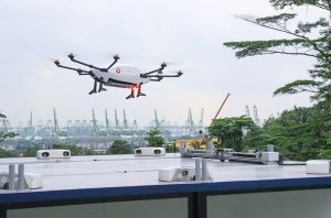 У Сінгапурі навчили безпілотні дрони вантажити кораблі