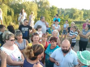 Жителі села Конецьпіль перекрили дорогу, щоб домогтися її ремонту