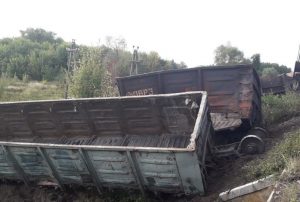 9 грузовых вагонов выкатились и устроили аварию с электричкой под Харьковом