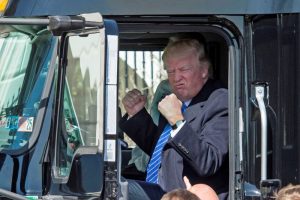Дональд Трамп поздравил всех дальнобойщиков Америки с профессиональным праздником