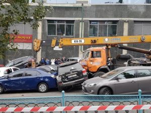 В Киеве на Печерске автокран повредил 17 авто