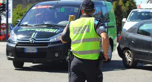 Полиция Испании придумала отличный способ выявлять любителей поговорить по телефону за рулем