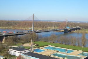 Німці закрили міст через Рейн для вантажних автомобілів понад 40 тонн