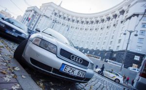 Порошенко подписал законы о растаможке авто на иностранных номерах