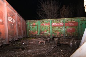 В Киеве сошел с рельсов грузовой  поезд и снес две фуры