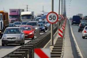 Снова не быстрее 50 км/ч: в Киеве возобновили ограничение скорости