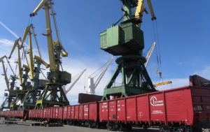 «Укрзалізниця» знову звинувачує порти у затримці зерновозів