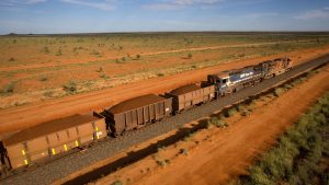 В Австралии пустили под откос сбежавший грузовой состав