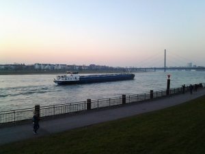 Рекордный уровень Рейна достиг уровня транспортной отрасли