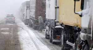 Из-за снегопада в Киев ограничили въезд грузовиков