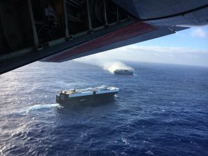 В Тихом океане дрейфует горящее судно, перевозившее японские машины