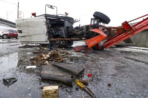 В Киеве грузовик сбросил снегоуборочный трактор с трассы