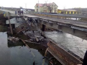 Под Тернополем рухнул мост, разбитый перегруженными грузовиками