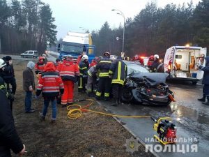 У Києві вантажівка влетіла у легковик