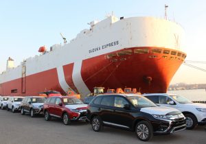 В порт Черноморск прибыл паром с большой партией легковых автомобилей