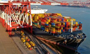 Світові ставки на контейнерні перевезення продовжують зростати