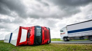 Решение немецкого суда: Перевозчик не несет ответственность за ущерб, вызванный опрокидыванием грузовика ветром