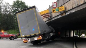 Польский грузовик застрял под мостом в Норвегии