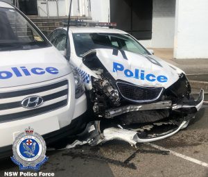 В Австралии микроавтобус с наркотиками… врезался в полицейский автомобиль