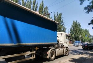 В Николаеве стивидоры не выполняют решение горсовета и пускают грузовики через город