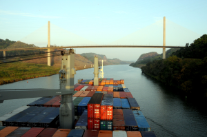 Низкий уровень воды в Панамском канале создает проблемы для морских перевозчиков