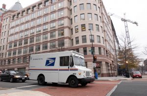 Поштова служба США планує обладнати свої вантажівки сортувальними роботами