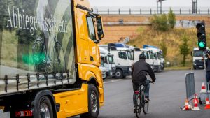 В Германии планируют ограничить скорость грузовиков при правом повороте
