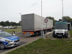 В польской Лодзи за один день задержали двух дальнобойщиков, потягивающих пиво за рулем