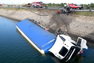 В Чехии после столкновения с легковым автомобилем фура улетела в водоем