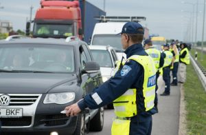 Эстонская полиция будет наказывать нарушителей скорости «успокоительными остановками»