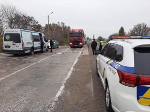 На Миколаївщині «Укртрансбезпека» відловлює по путівцях перевантажені фури