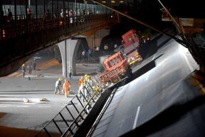 В Китае два перегруженных грузовика обрушили автомобильный мост