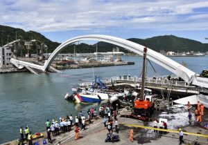 На Тайване рухнул 140-метровый автомобильный мост