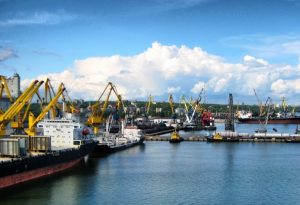 В 2020 году АМПУ снизит стоимость пропусков в порты