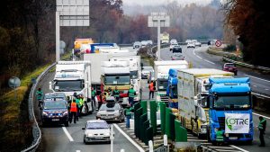 Протесты водителей грузовиков привели к проблемам по всей Франции