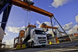 Контейнеры в порту Роттердама будут перевозить автономные грузовики
