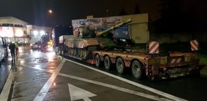 У Польщі за перевантаження затримали вантажівки, які перевозили танки