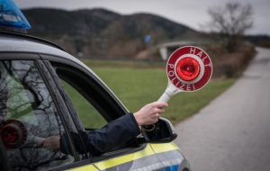 В Германии поймали водителя грузовика, который во время движения смотрел фильм