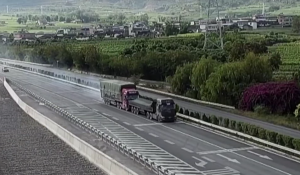 У Китаї водій вантажівки виявив справжній героїзм, намагаючись зупинити фуру без гальм.