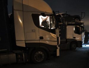 Во Франции на одной из парковок неизвестные повредили десятки фур